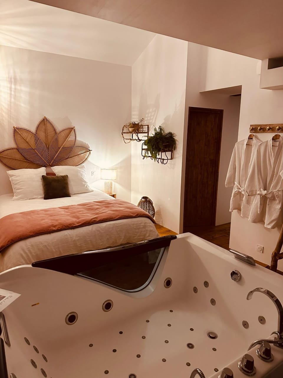 Bed, Photo of the whole room, Bedroom, Bath
