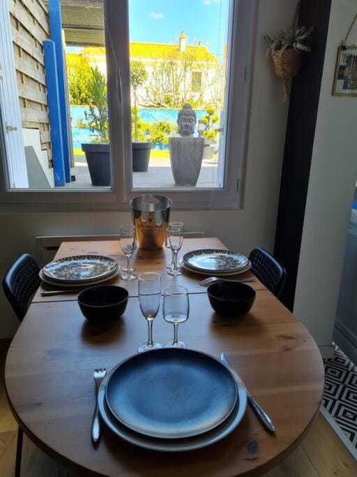 Marché Arago (3min), plage (8min), jardin clos. House in Château-d'Olonne