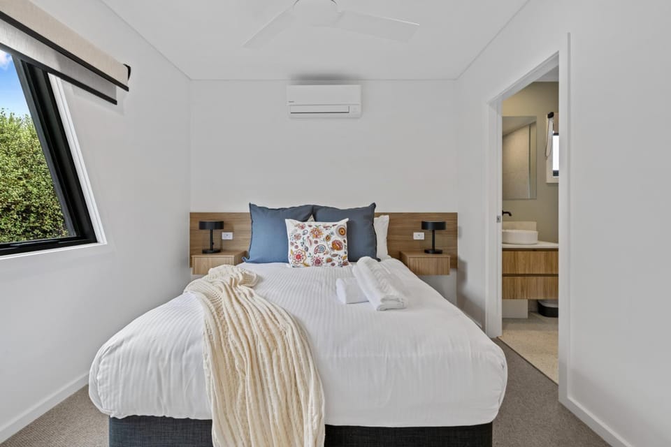 Bedroom, air conditioner