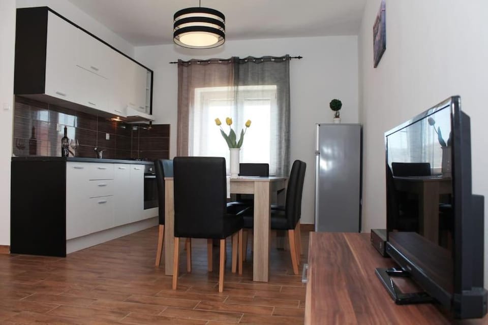 Communal lounge/ TV room, Kitchen or kitchenette, Dining area
