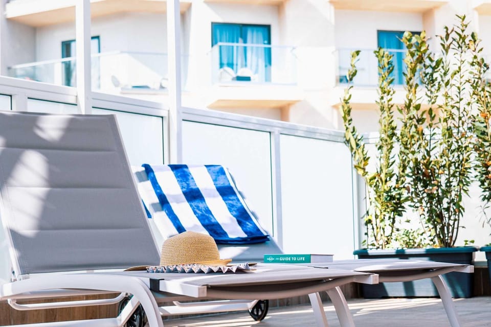 Patio, Day, sunbed