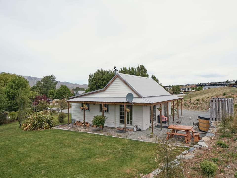 Property building, Garden, Hot Tub, Hot Tub