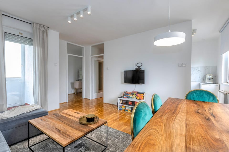 Communal lounge/ TV room, TV and multimedia, Living room, Seating area, Dining area