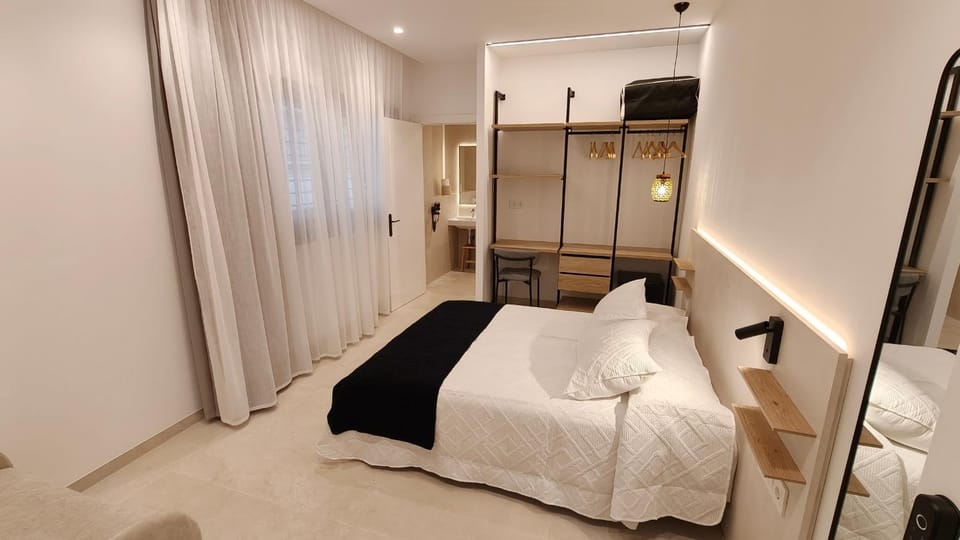 Photo of the whole room, Bedroom, wardrobe