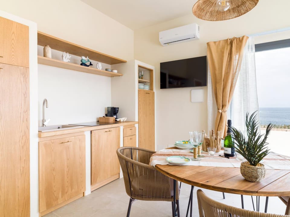 TV and multimedia, Kitchen or kitchenette, Dining area, air conditioner