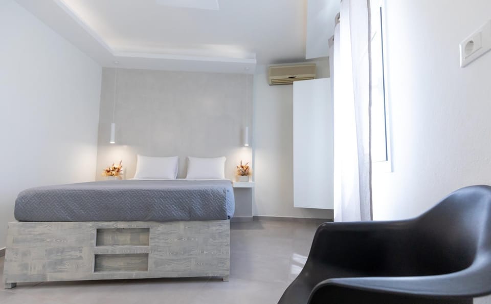 Bed, Photo of the whole room, Seating area, Bedroom