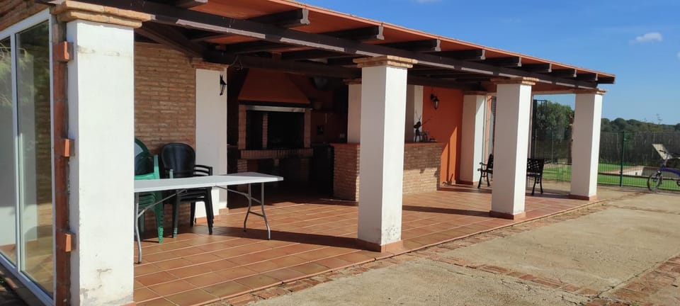 Property building, Patio, Balcony/Terrace, Dining area