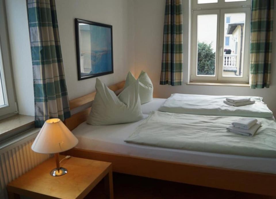 Lichtdurchflutete Fewo mit 2 Balkonen, strandnah, mit Parkplatz Apartment in Kühlungsborn
