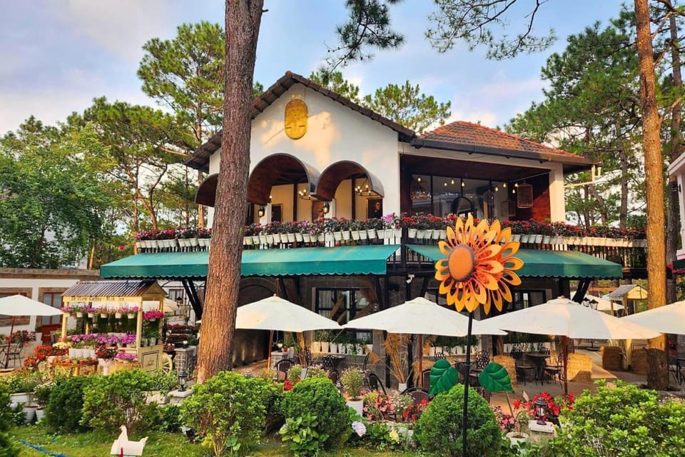 Property building, Restaurant/places to eat, Spring, Day, Banquet/Function facilities
