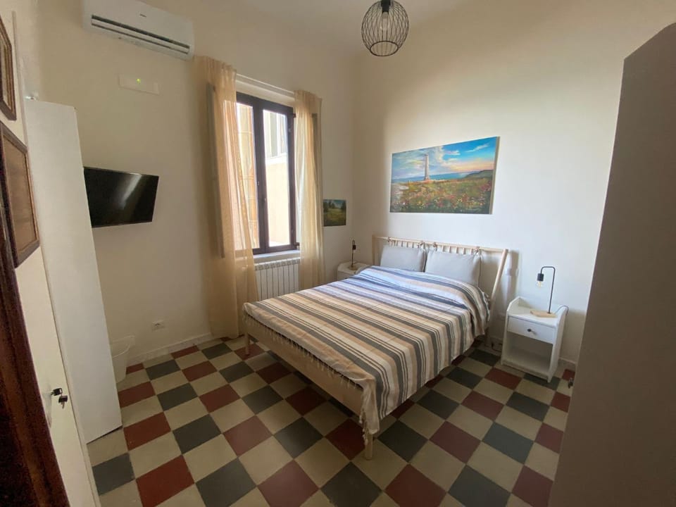 Bed, TV and multimedia, Photo of the whole room, Bedroom, wardrobe, air conditioner