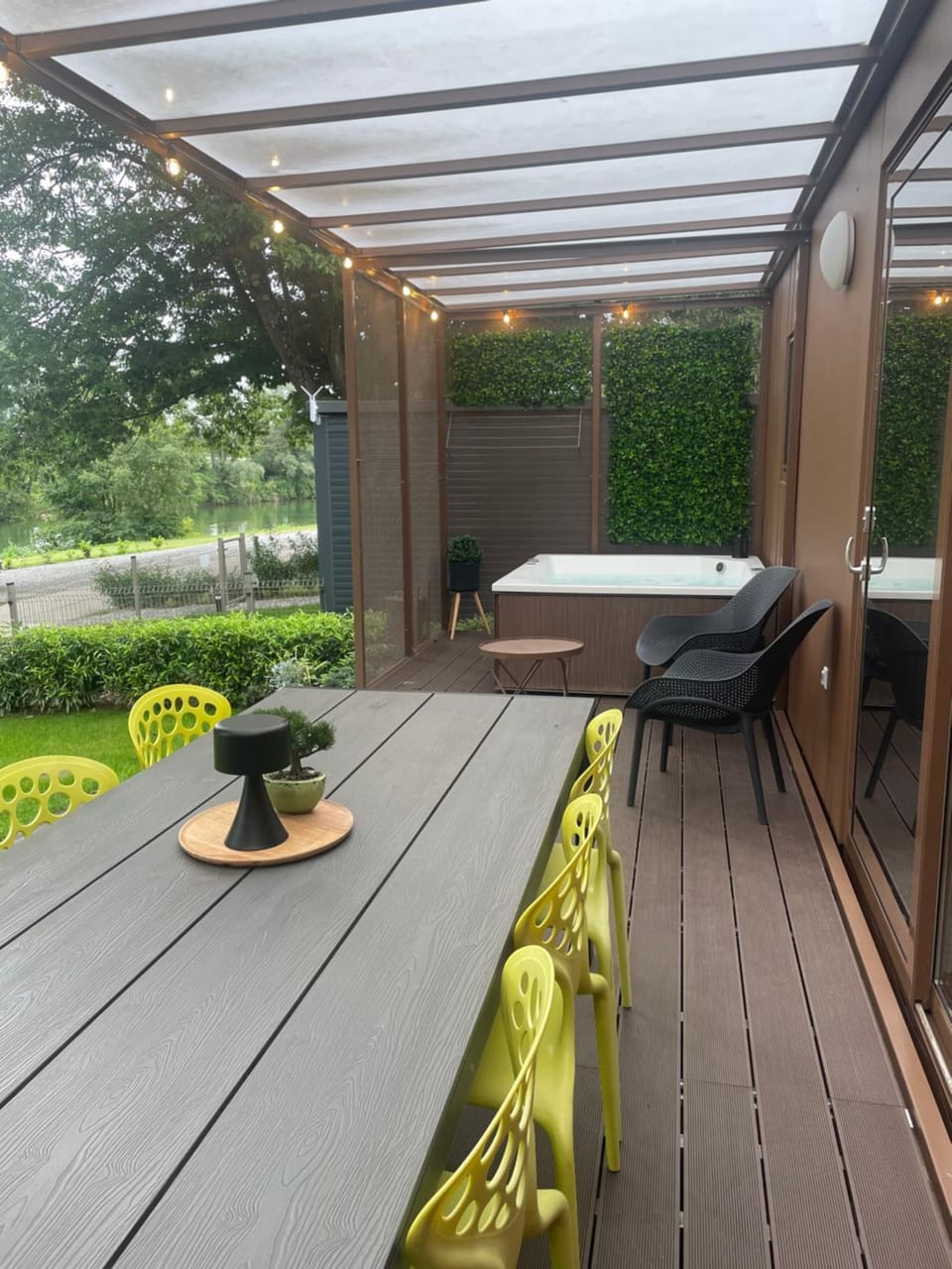 Patio, Day, Dining area