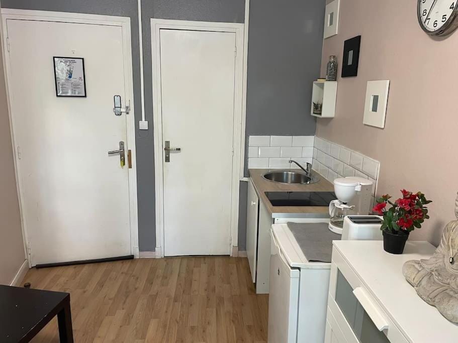 Studio Montsouris Apartment in Paris