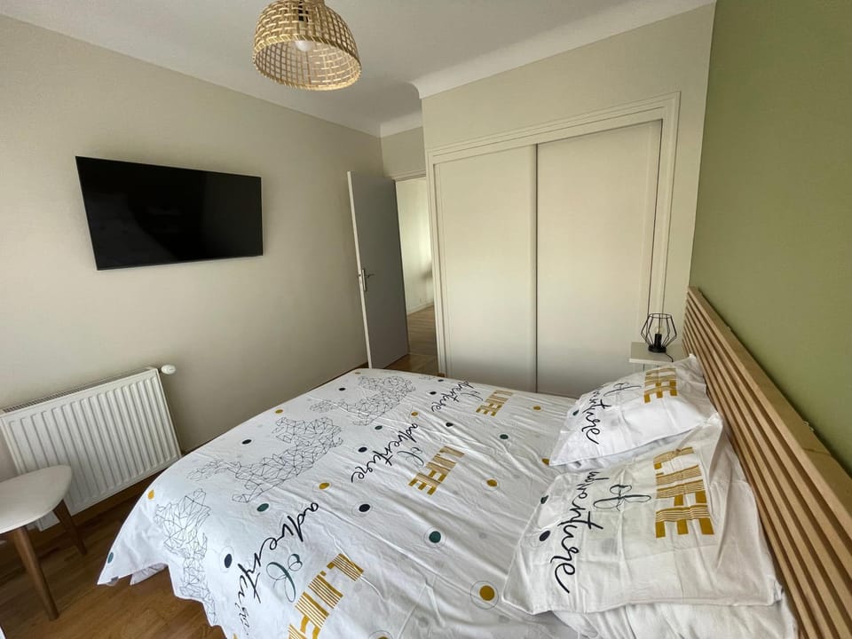 Bed, TV and multimedia, Photo of the whole room, Bedroom, wardrobe