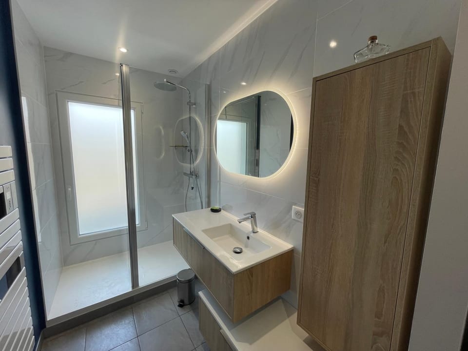 Shower, Bathroom, towels