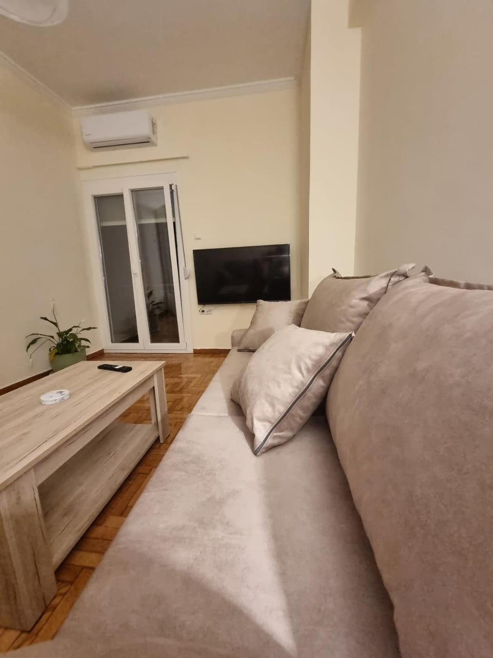 TV and multimedia, Living room, Seating area, air conditioner, air conditioner