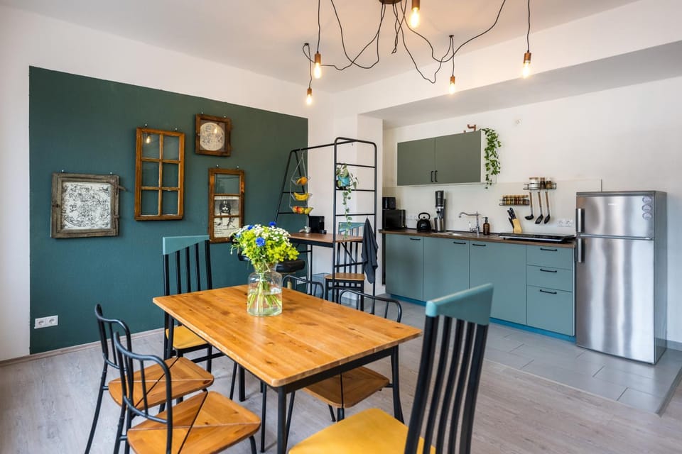 Kitchen or kitchenette, Seating area