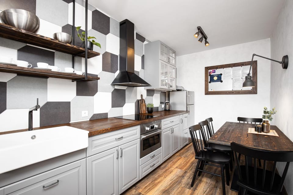 Kitchen or kitchenette, Dining area