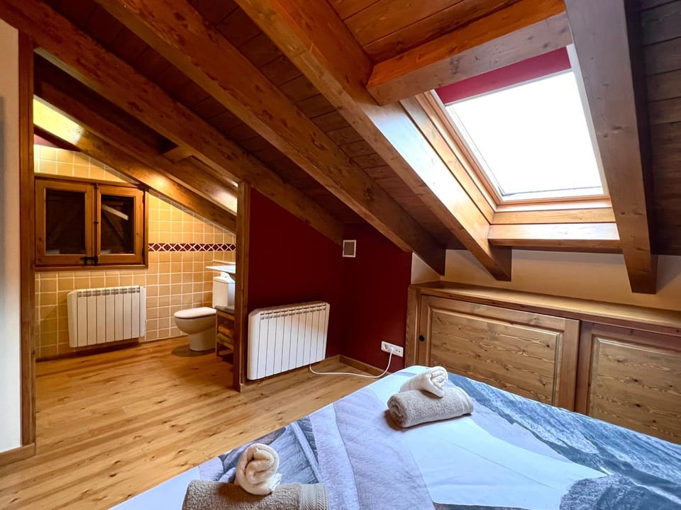 Bed, Photo of the whole room, Bedroom, internet, towels