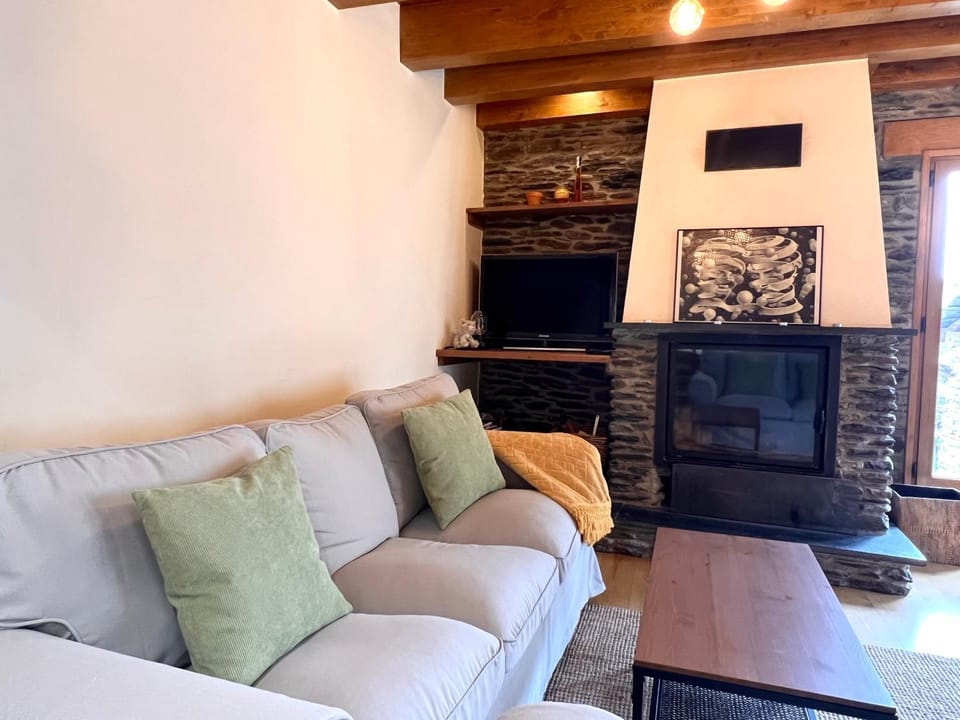 Communal lounge/ TV room, TV and multimedia, Living room, Seating area, flat iron