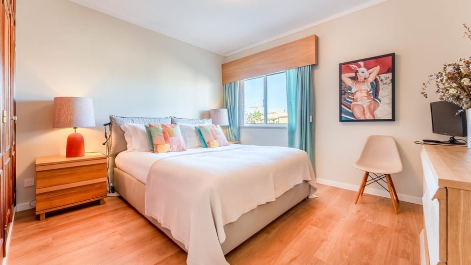 Bed, TV and multimedia, Photo of the whole room, Bedroom