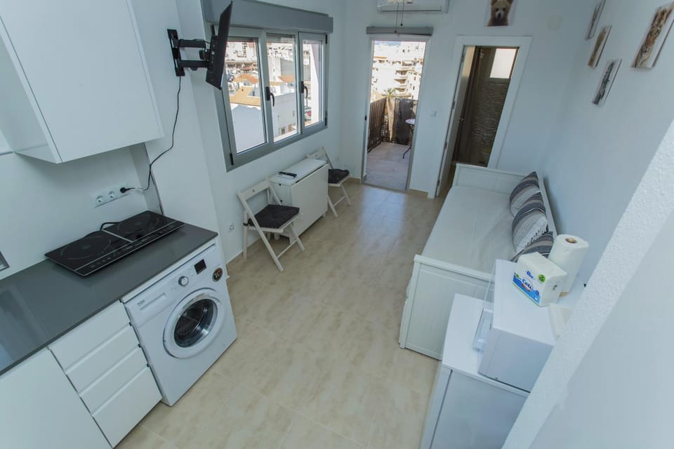 Kitchen or kitchenette, Living room, Seating area, minibar, stove, washing machine