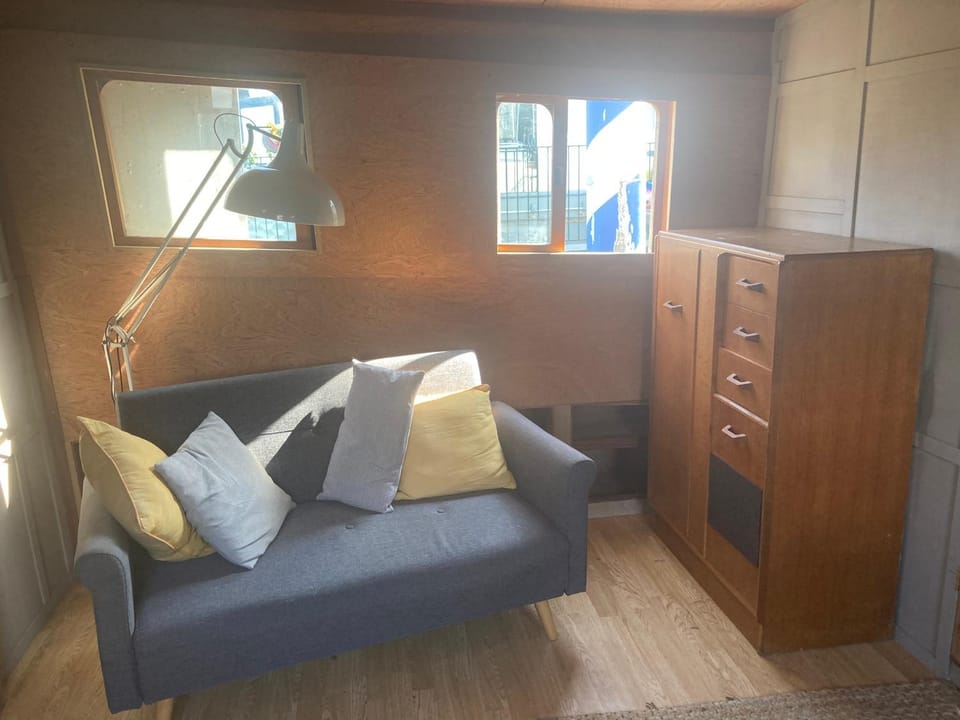 Seating area, Bedroom, wardrobe