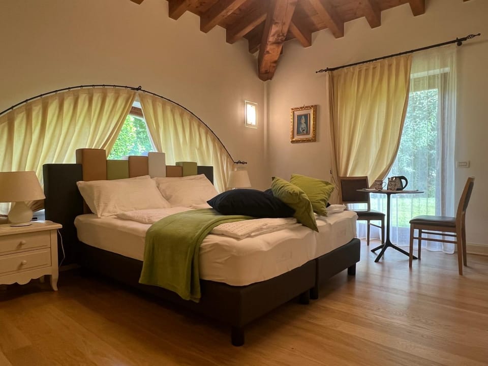 Bed, Living room, Photo of the whole room, Seating area, Bedroom