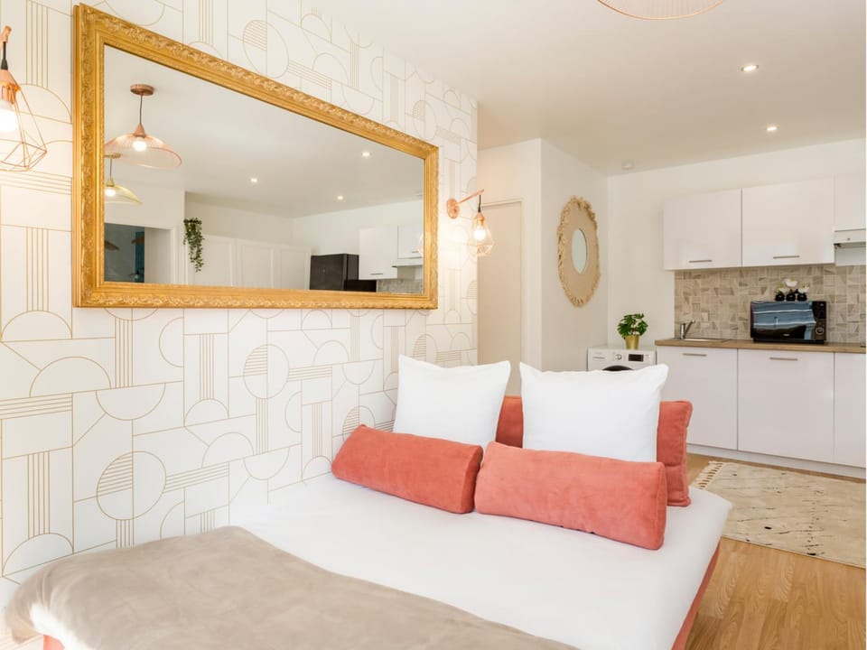 Kitchen or kitchenette, Living room, microwave, washing machine