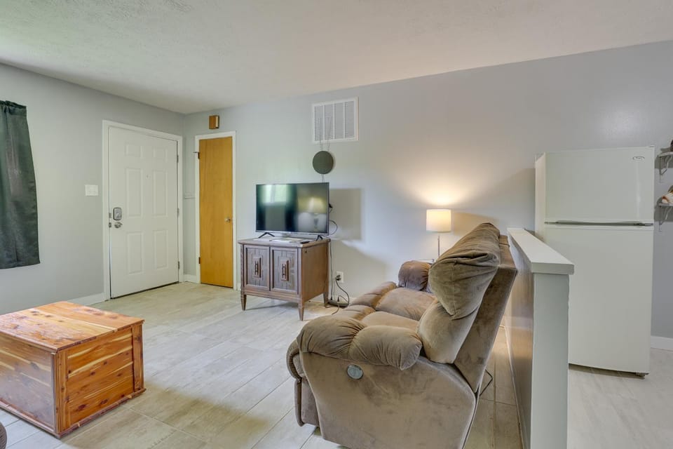 Cozy Youngstown Apartment w/ Central A/C + Heating Apartment in Boardman