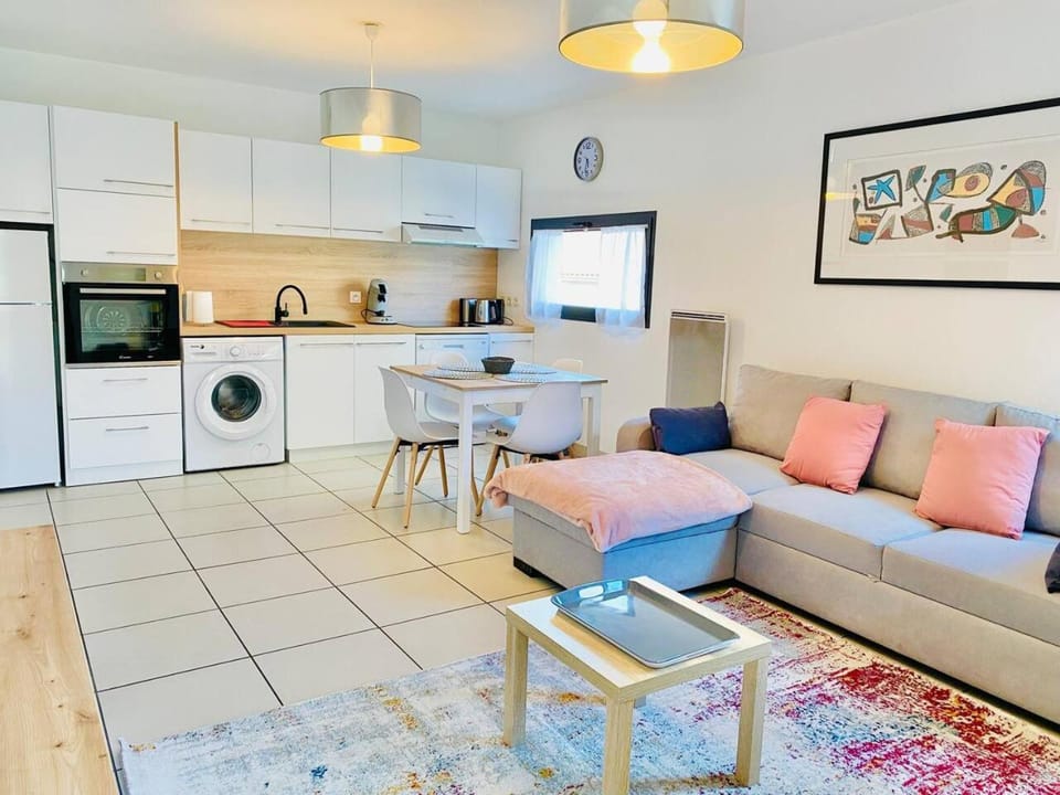 Kitchen or kitchenette, Living room, dishwasher, pet friendly, stove, washing machine