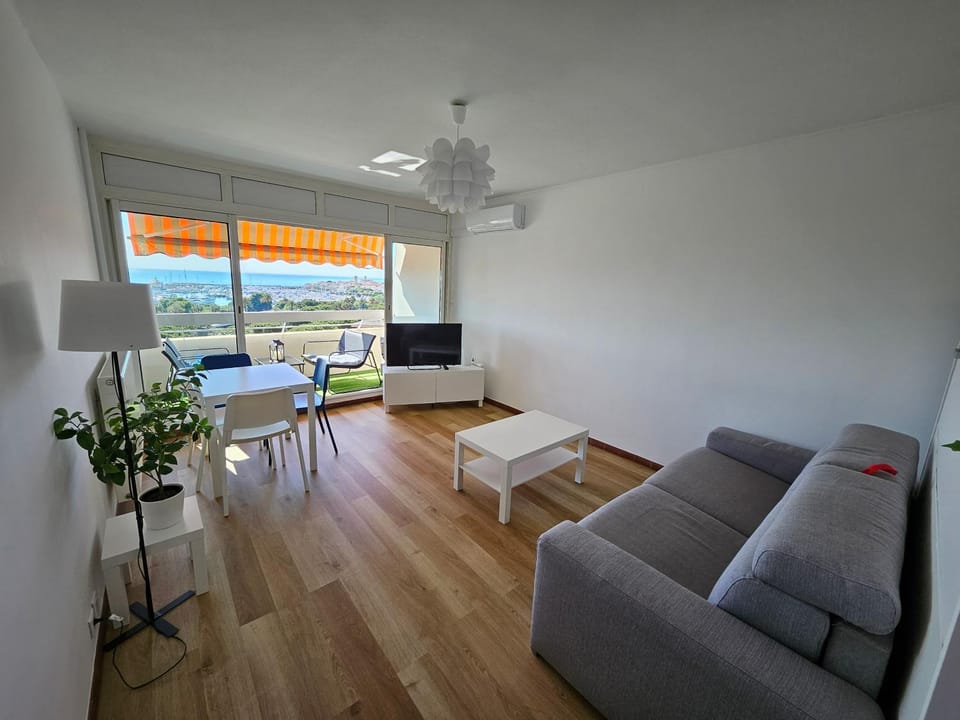 Antibes studio Vauban dernier étage vue mer Apartment in Antibes