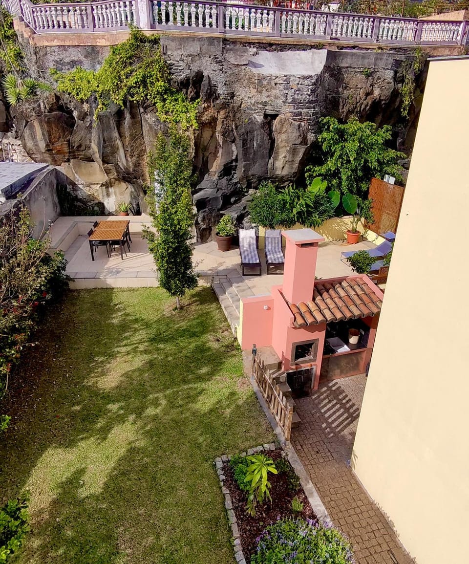 Property building, BBQ facilities, Balcony/Terrace, Dining area, sunbed