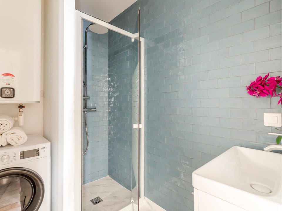 Shower, Bathroom, towels, washing machine