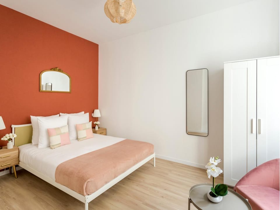 Bed, Photo of the whole room, Seating area, Bedroom, wardrobe