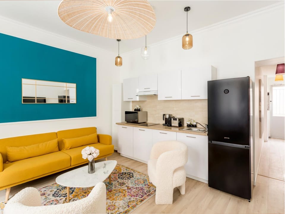 Coffee/tea facilities, Kitchen or kitchenette, Living room, stove, toaster
