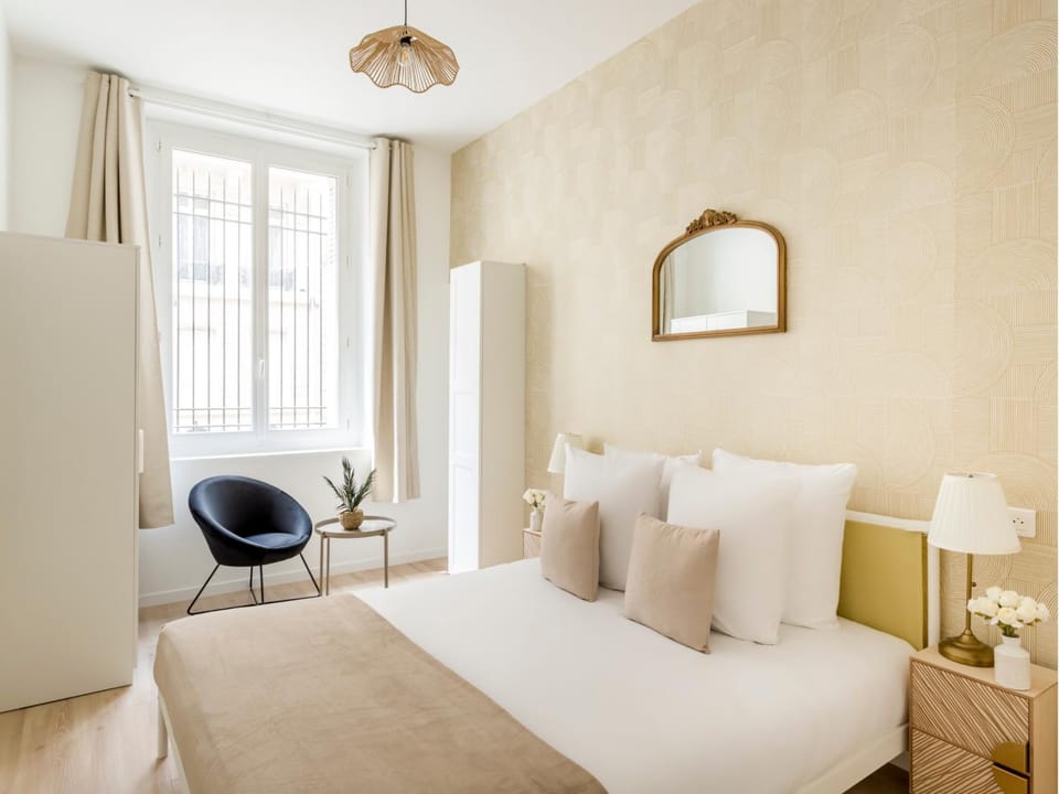 Bed, Photo of the whole room, Seating area, Bedroom