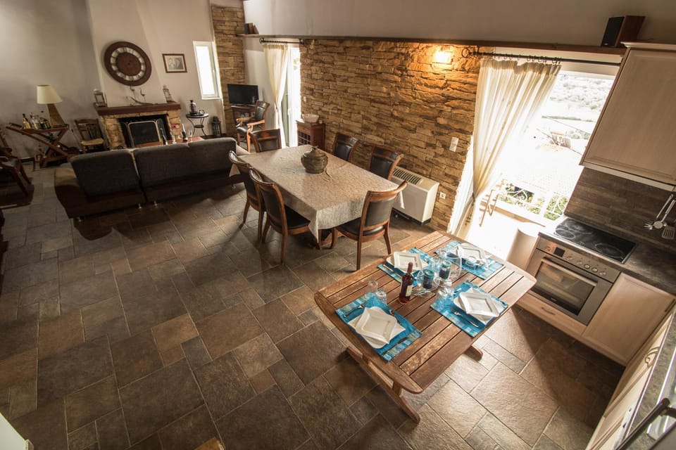 Living room, fireplace, oven, kitchen, kitchen, air conditioner
