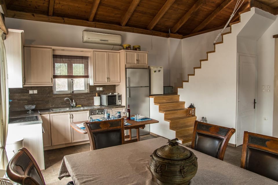 Dining area, kitchen