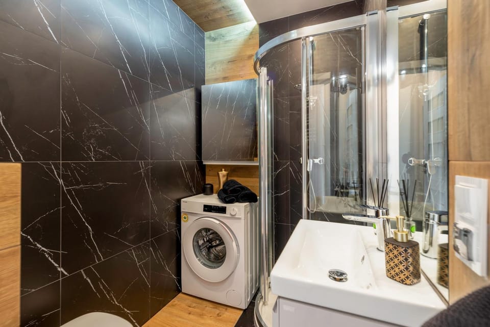 Shower, Bathroom, towels, washing machine