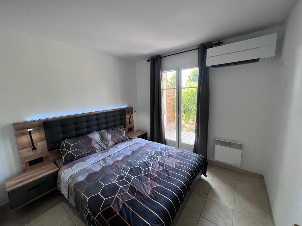 Bed, Photo of the whole room, Bedroom, air conditioner