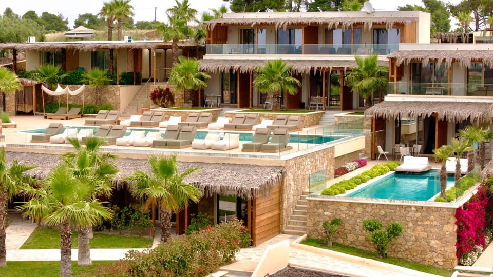 Property building, Day, Garden, Garden view, Pool view, Swimming pool, Swimming pool, sunbed