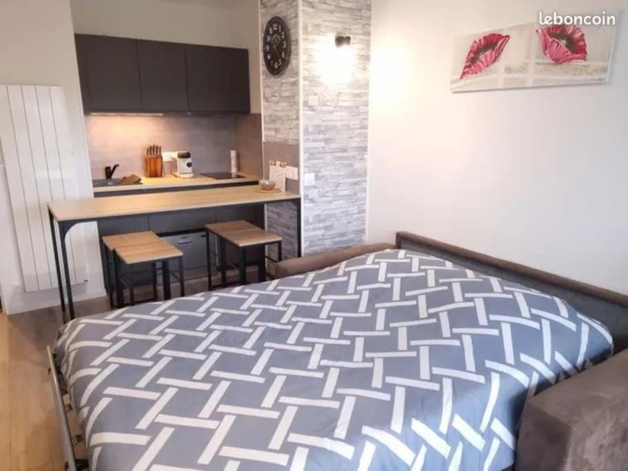 Bed, Photo of the whole room, Dining area