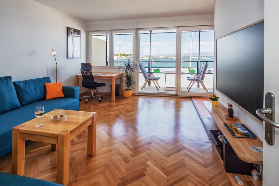 View (from property/room), Balcony/Terrace, Living room