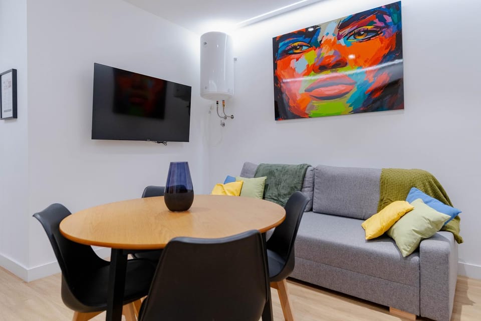 Communal lounge/ TV room, TV and multimedia, Living room, Seating area, Dining area, Evening entertainment