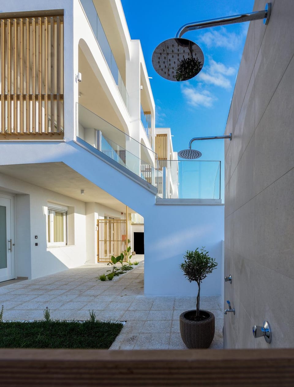 Shower, Property building, Balcony/Terrace