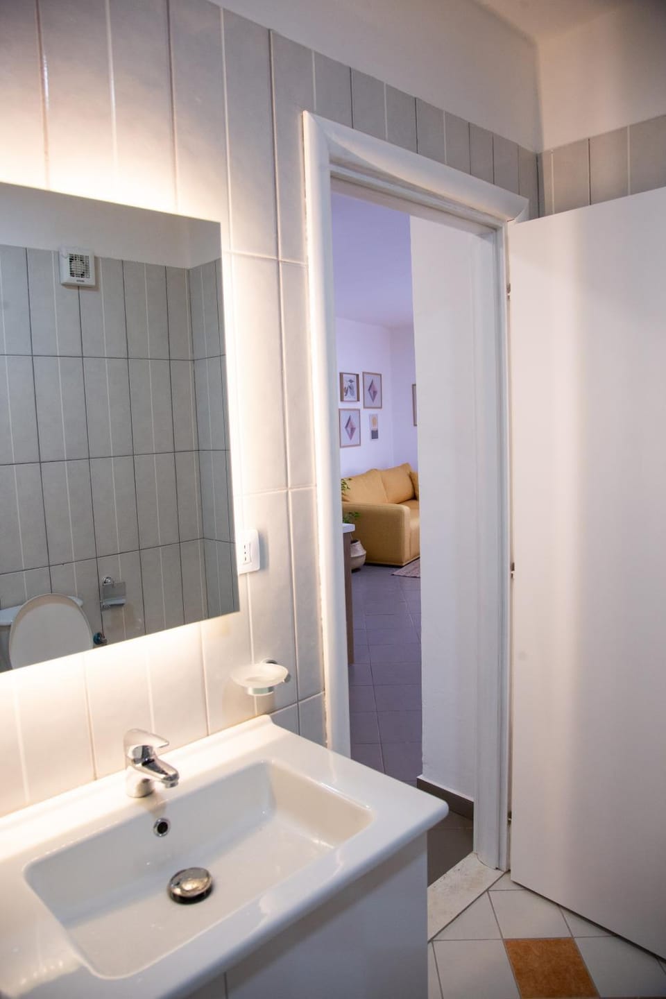 Lulu Suites - Sunflower Apartment in Tirana County, Albania