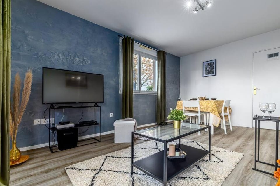 Communal lounge/ TV room, Dining area