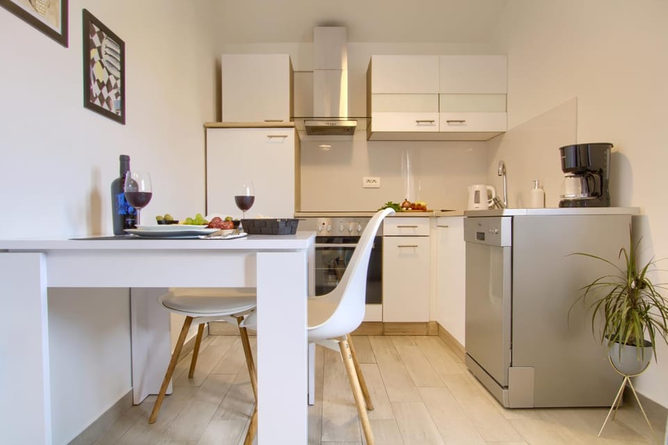 Kitchen or kitchenette, dishwasher, pet friendly, stove