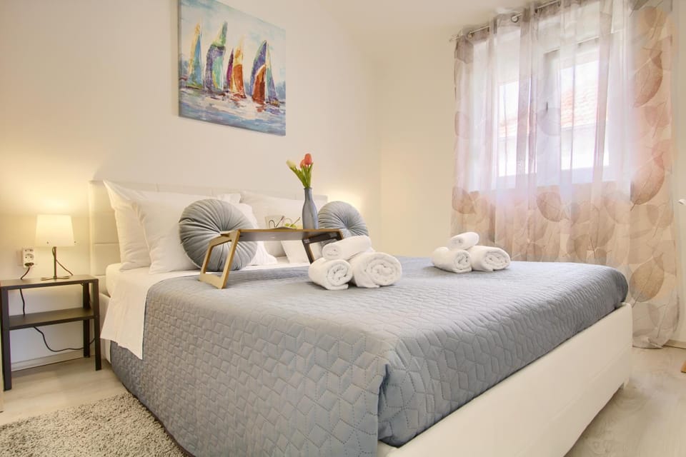 Bed, Photo of the whole room, Bedroom, towels