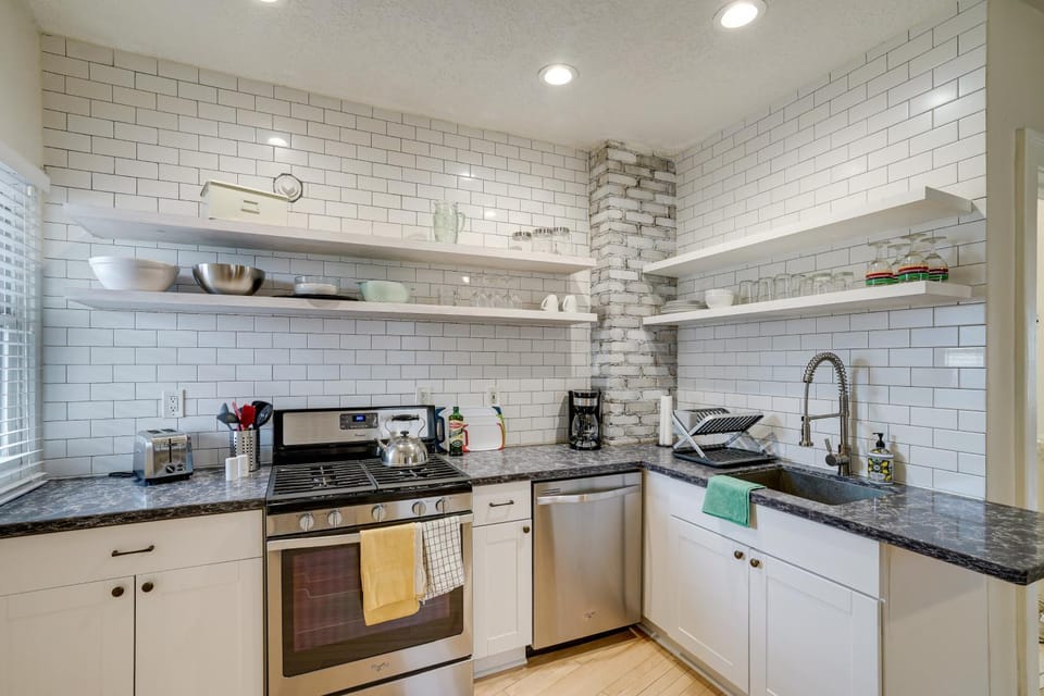 Bright Minneapolis Apartment - 1 Mi to Downtown! House in Minneapolis